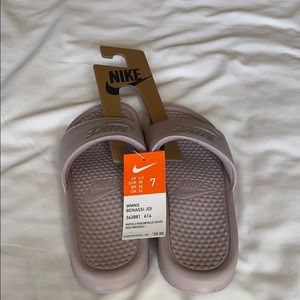 Women’s Nike Sliders Size 7 in Lavender NWT